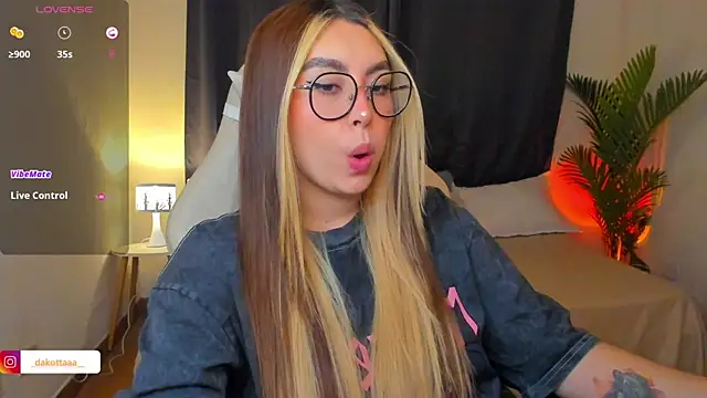 Snapshot of dakottaa_ chatting on 07-08-26, 12:03 dakottaa online show from 07-08-26, 12:03