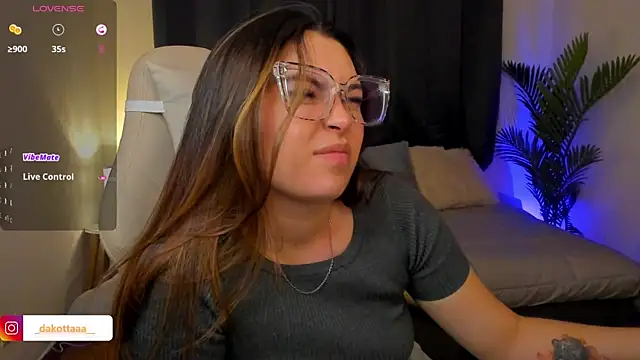 dakottaa  online show from 12-15-25, 11:42
