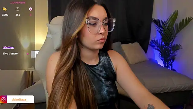 dakottaa  online show from 11-23-25, 12:20