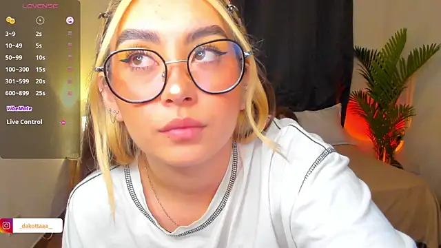 Snapshot of dakottaa_ chatting on 06-24-26, 12:20 dakottaa online show from 06-24-26, 12:20