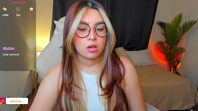 Snapshot of dakottaa_ chatting on 07-28-26, 12:40 dakottaa online show from 07-28-26, 12:40