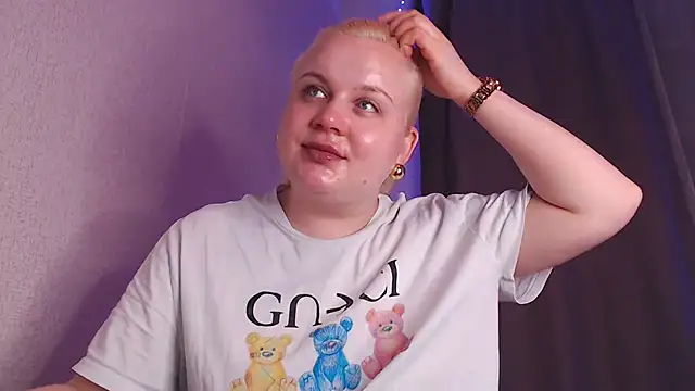 Snapshot of Karolina_love_ chatting on 05-20-26, 08:17 Karolina love online show from 05-20-26, 08:17
