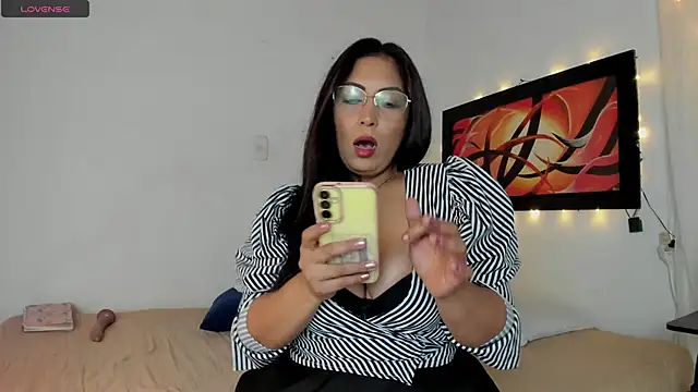 Snapshot of Lauralove_69 chatting on 04-25-26, 09:01 Lauralove 69 online show from 04-25-26, 09:01