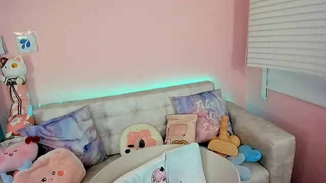 tinysara online show from 11-14-25, 04:32