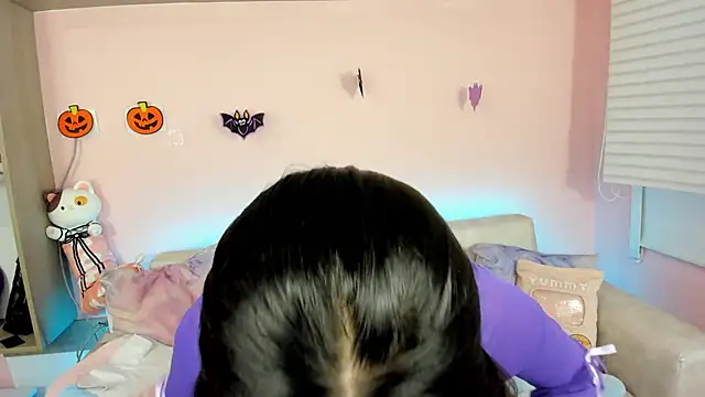 tinysara online show from 10-24-25, 04:06