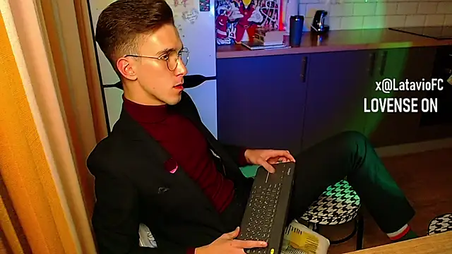 Snapshot of Midnighter_ chatting on 09-22-25, 03:12 Midnighter  online show from 09-22-25, 03:12