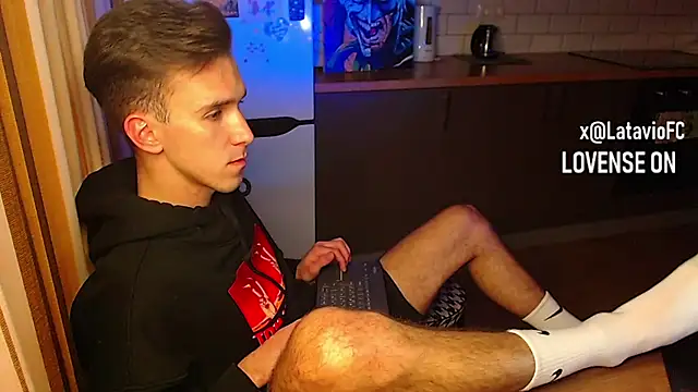 Snapshot of Midnighter_ chatting on 10-29-25, 01:15 Midnighter  online show from 10-29-25, 01:15