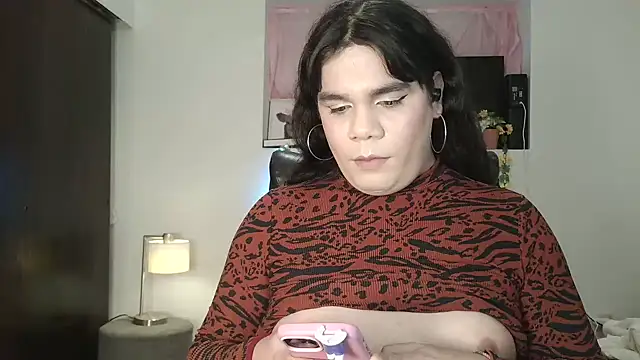 Snapshot of Violetacam_05 chatting on 01-22-25, 03:52 Violetacam 05 online show from 01-22-25, 03:52