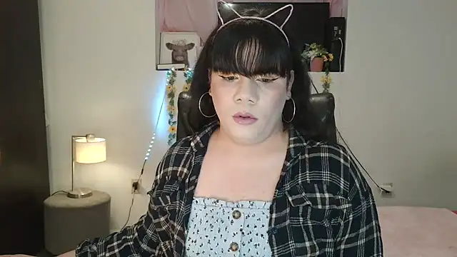 Snapshot of Violetacam_05 chatting on 01-24-25, 03:00 Violetacam 05 online show from 01-24-25, 03:00