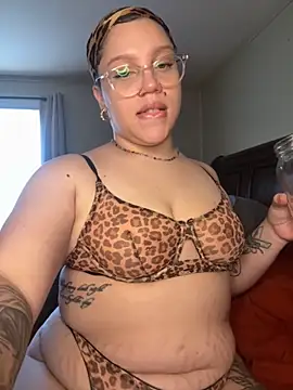 Snapshot of QueenNuttCollector chatting on 10-23-25, 04:49 QueenNuttCollector online show from 10-23-25, 04:49