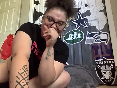 QueenNuttCollector online show from 05-12-26, 04:46