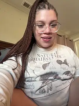 Snapshot of QueenNuttCollector chatting on 12-16-25, 05:17 QueenNuttCollector online show from 12-16-25, 05:17