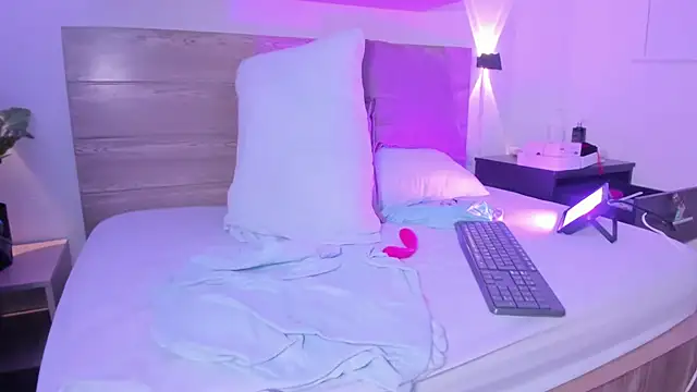 izaro22 online show from 10-25-25, 04:18