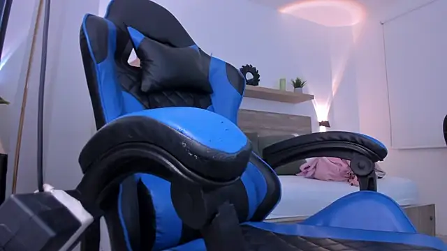 izaro22 online show from 12-18-25, 01:04