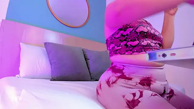 izaro22 online show from 11-08-25, 02:37