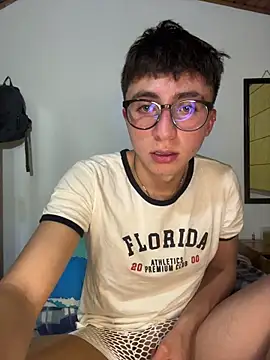 Snapshot of CamiRojas_boy chatting on 06-20-26, 03:44 CamiRojas boy online show from 06-20-26, 03:44