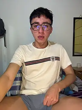 Snapshot of CamiRojas_boy chatting on 06-22-26, 04:09 CamiRojas boy online show from 06-22-26, 04:09