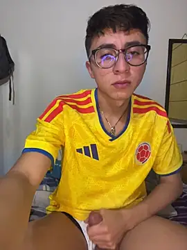 Snapshot of CamiRojas_boy chatting on 06-18-26, 04:55 CamiRojas boy online show from 06-18-26, 04:55