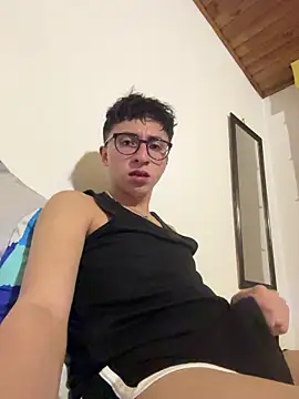 Snapshot of CamiRojas_boy chatting on 06-21-26, 04:07 CamiRojas boy online show from 06-21-26, 04:07