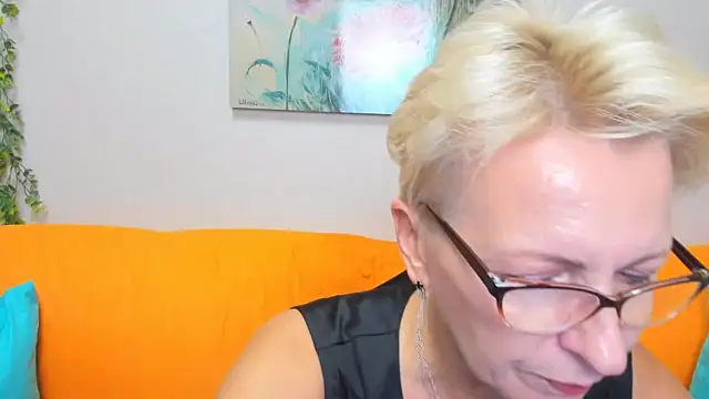 Snapshot of iamyourdream89 chatting on 10-17-25, 12:51 iamyourdream89 online show from 10-17-25, 12:51