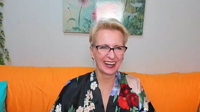 Snapshot of iamyourdream89 chatting on 10-18-25, 01:24 iamyourdream89 online show from 10-18-25, 01:24