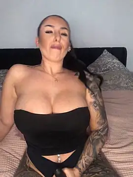 Mia-Bremer online show from 12-17-25, 07:13