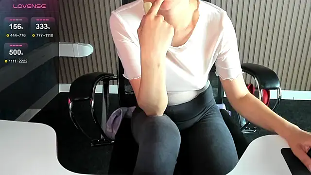 Snapshot of mommy_cum1 chatting on 06-05-26, 02:05 mommy cum1 online show from 06-05-26, 02:05