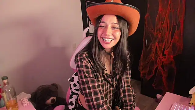 Snapshot of amber_yull chatting on 10-31-25, 01:24 amber yull online show from 10-31-25, 01:24