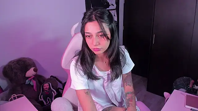 Snapshot of amber_yull chatting on 10-06-25, 02:13 amber yull online show from 10-06-25, 02:13