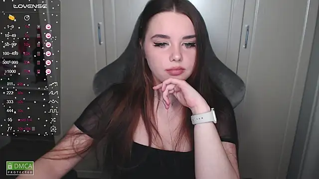 Snapshot of aliice_cutie chatting on 12-19-24, 07:29 aliice cutie online show from 12-19-24, 07:29