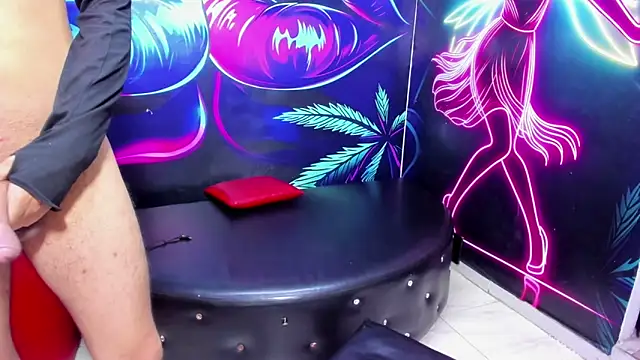 Snapshot of hot-threesome chatting on 06-07-26, 11:26 hot-threesome online show from 06-07-26, 11:26