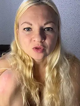 Snapshot of Julia_beauty chatting on 10-18-25, 09:17 Julia beauty online show from 10-18-25, 09:17