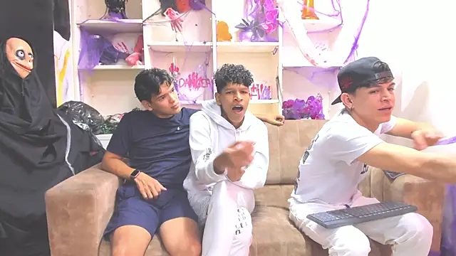 Snapshot of BvlgarVoyss chatting on 10-27-25, 10:16 BvlgarVoyss online show from 10-27-25, 10:16