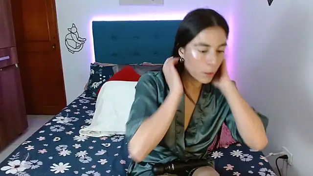 Snapshot of antonella_sweet33 chatting on 01-24-25, 08:00 antonella sweet33 online show from 01-24-25, 08:00