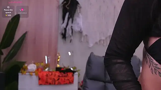 Molly Jons online show from 10-29-25, 01:04