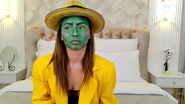 LilyRaisa online show from 10-31-25, 05:48