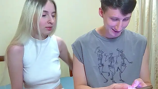 Snapshot of MiaAndWilliam chatting on 09-29-25, 05:51 MiaAndWilliam online show from 09-29-25, 05:51