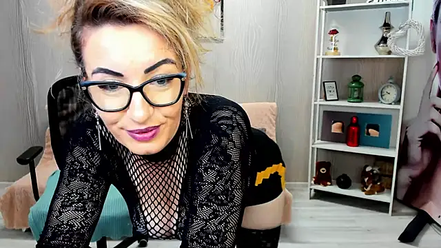 Cassandra Hotty online show from 03-04-25, 07:41