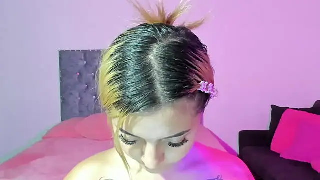 Snapshot of CaroolSex chatting on 12-17-24, 06:56 CaroolSex online show from 12-17-24, 06:56