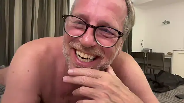 Snapshot of drefman chatting on 09-28-25, 10:39 drefman online show from 09-28-25, 10:39