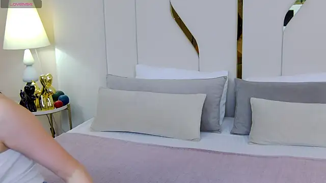 Betty Bridge online show from 10-21-25, 05:51