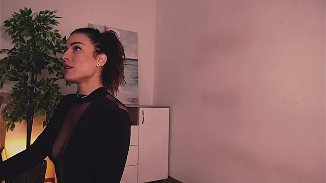 Snapshot of Misslullu chatting on 09-20-25, 04:17 Misslullu online show from 09-20-25, 04:17