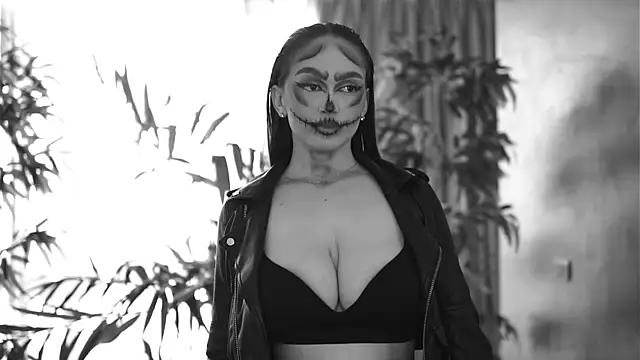 HotSkinnyX online show from 10-31-25, 09:50