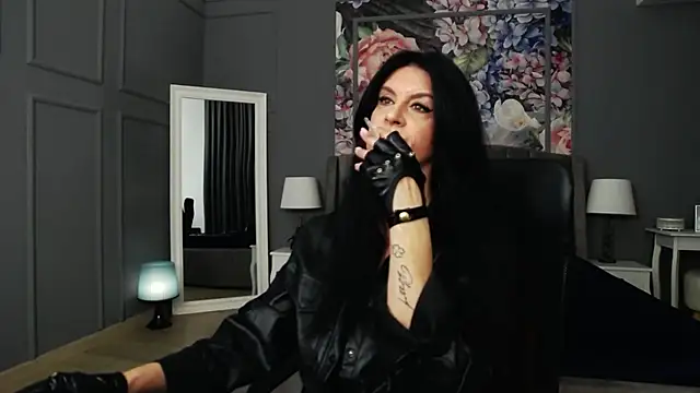 Snapshot of DomMelissaW chatting on 12-14-24, 10:39 DomMelissaW online show from 12-14-24, 10:39