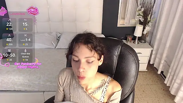 LiaVillalobos online show from 12-17-25, 02:11