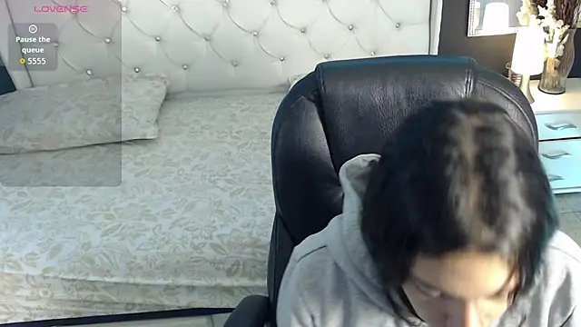 LiaVillalobos online show from 10-17-25, 01:02