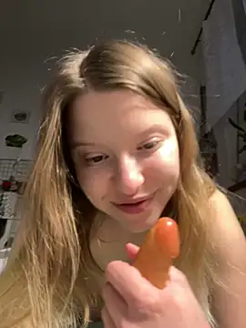 Snapshot of kimczii chatting on 05-04-26, 10:51 kimczii online show from 05-04-26, 10:51