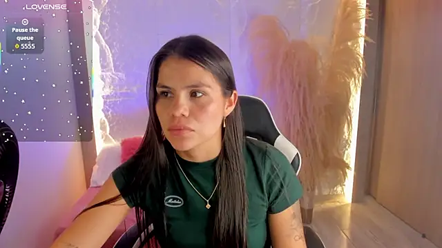 dominique25  online show from 04-01-26, 03:41