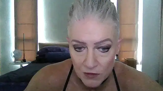 Snapshot of Devon2020 chatting on 11-10-25, 06:18 Devon2020 online show from 11-10-25, 06:18