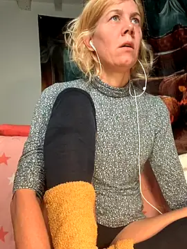 Snapshot of Lola_Belgium chatting on 10-12-25, 05:53 Lola Belgium online show from 10-12-25, 05:53